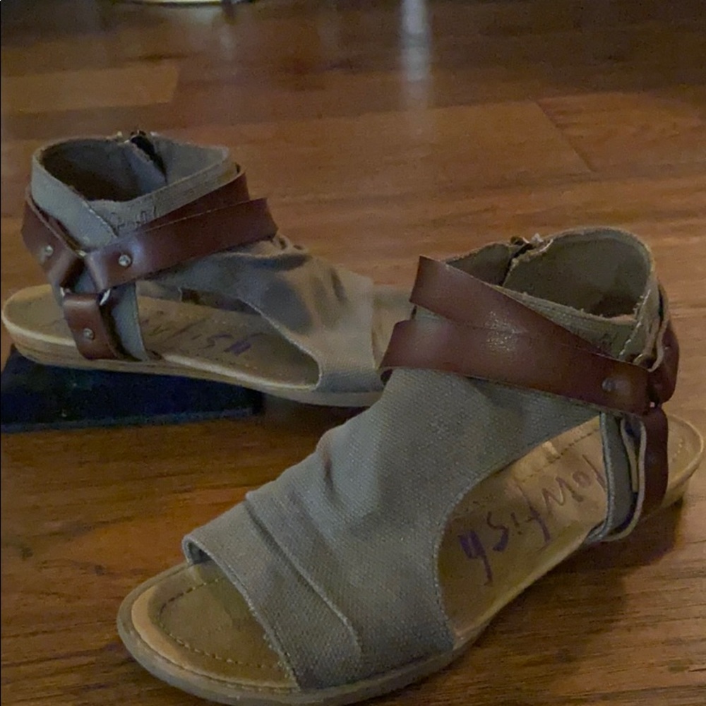 Size 8, women’s sandals.